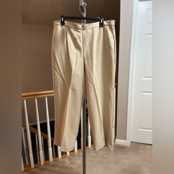 Alfred Dunner Classic Fit Proportioned Short Pants-LaDolce Vita style Almond NWT - Picture 9 of 9